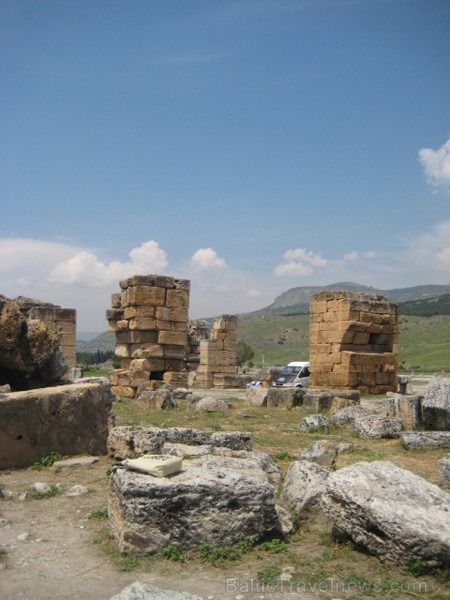 Pamukkale ir brīnumaina vieta Turcijā, kas ir slavena ar dziedinošiem ūdeņiem (Kleopatras baseinu), elpu aizraujošo ainavu (Baltās terases) un bagāto Pamukkale ir brīnumaina vieta Turcijā, kas ir slavena ar dziedinošiem ūdeņiem (Kleopatras baseinu), elpu aizraujošo ainavu (Baltās terases) un bagāto 61032