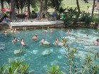 Pamukkale ir brīnumaina vieta Turcijā, kas ir slavena ar dziedinošiem ūdeņiem (Kleopatras baseinu), elpu aizraujošo ainavu (Baltās terases) un bagāto  4