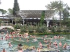 Pamukkale ir brīnumaina vieta Turcijā, kas ir slavena ar dziedinošiem ūdeņiem (Kleopatras baseinu), elpu aizraujošo ainavu (Baltās terases) un bagāto  5