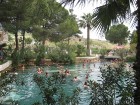 Pamukkale ir brīnumaina vieta Turcijā, kas ir slavena ar dziedinošiem ūdeņiem (Kleopatras baseinu), elpu aizraujošo ainavu (Baltās terases) un bagāto  7