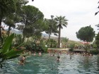 Pamukkale ir brīnumaina vieta Turcijā, kas ir slavena ar dziedinošiem ūdeņiem (Kleopatras baseinu), elpu aizraujošo ainavu (Baltās terases) un bagāto  8