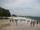 Pamukkale ir brīnumaina vieta Turcijā, kas ir slavena ar dziedinošiem ūdeņiem (Kleopatras baseinu), elpu aizraujošo ainavu (Baltās terases) un bagāto  9