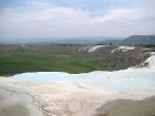 Pamukkale ir brīnumaina vieta Turcijā, kas ir slavena ar dziedinošiem ūdeņiem (Kleopatras baseinu), elpu aizraujošo ainavu (Baltās terases) un bagāto  22