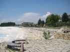 Pamukkale ir brīnumaina vieta Turcijā, kas ir slavena ar dziedinošiem ūdeņiem (Kleopatras baseinu), elpu aizraujošo ainavu (Baltās terases) un bagāto  42