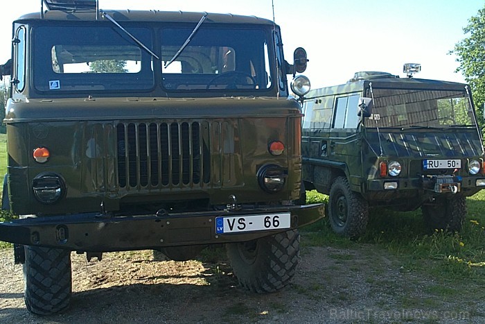 Pēdējā militārā mantojuma tūres pieturvieta bija pie Edgara Kārklevalka, kur piedāvāja izbraukt ar armijas mašīnu GAZ - 66 Pēdējā militārā mantojuma tūres pieturvieta bija pie Edgara Kārklevalka, kur piedāvāja izbraukt ar armijas mašīnu GAZ - 66 61241