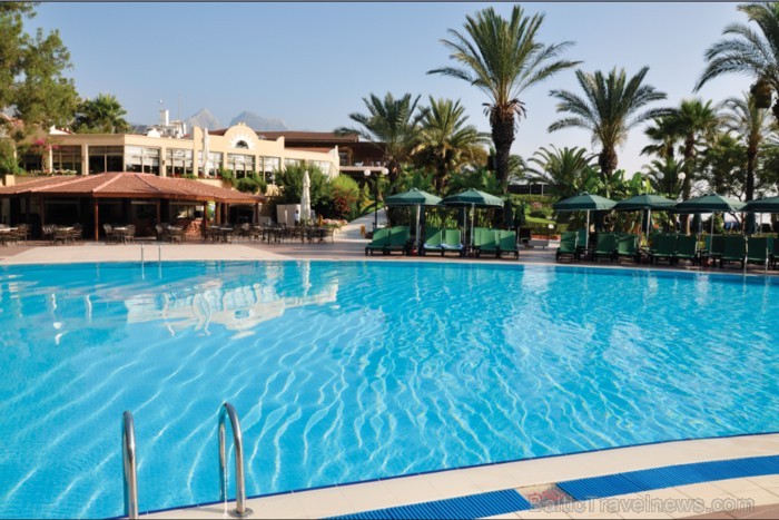 Viesnīcā Amara Club Marine pie baseina pieejami bez maksas saulessargi, atpūtas krēsli un matrači Viesnīcā Amara Club Marine pie baseina pieejami bez maksas saulessargi, atpūtas krēsli un matrači 61345
