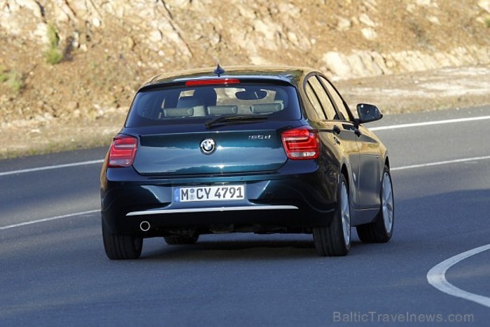 Jaunais BMW 1.sērijas F20 modelis, kas ir otrās paaudzes modelis un pircēji to varēs iegādāties jau 2011.gada rudenī. Foto: BMW.com Jaunais BMW 1.sērijas F20 modelis, kas ir otrās paaudzes modelis un pircēji to varēs iegādāties jau 2011.gada rudenī. Foto: BMW.com 61464