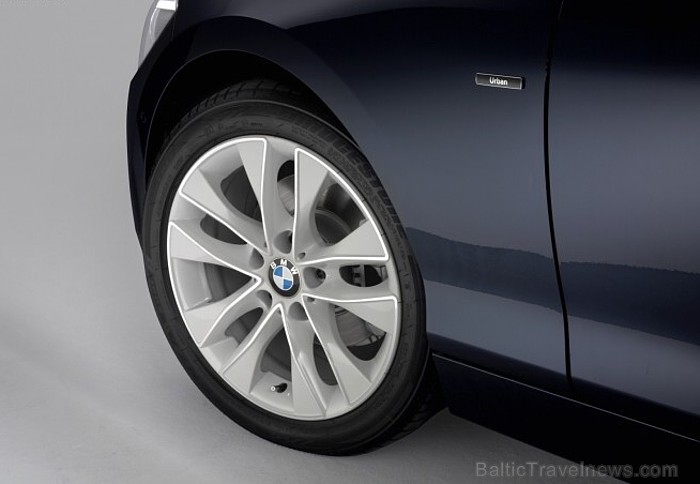 Jaunais BMW 1.sērijas F20 modelis, kas ir otrās paaudzes modelis un pircēji to varēs iegādāties jau 2011.gada rudenī. Foto: BMW.com Jaunais BMW 1.sērijas F20 modelis, kas ir otrās paaudzes modelis un pircēji to varēs iegādāties jau 2011.gada rudenī. Foto: BMW.com 61466