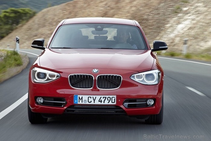 Jaunais BMW 1.sērijas F20 modelis, kas ir otrās paaudzes modelis un pircēji to varēs iegādāties jau 2011.gada rudenī. Foto: BMW.com Jaunais BMW 1.sērijas F20 modelis, kas ir otrās paaudzes modelis un pircēji to varēs iegādāties jau 2011.gada rudenī. Foto: BMW.com 61470