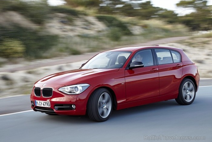 Jaunais BMW 1.sērijas F20 modelis, kas ir otrās paaudzes modelis un pircēji to varēs iegādāties jau 2011.gada rudenī. Foto: BMW.com Jaunais BMW 1.sērijas F20 modelis, kas ir otrās paaudzes modelis un pircēji to varēs iegādāties jau 2011.gada rudenī. Foto: BMW.com 61471