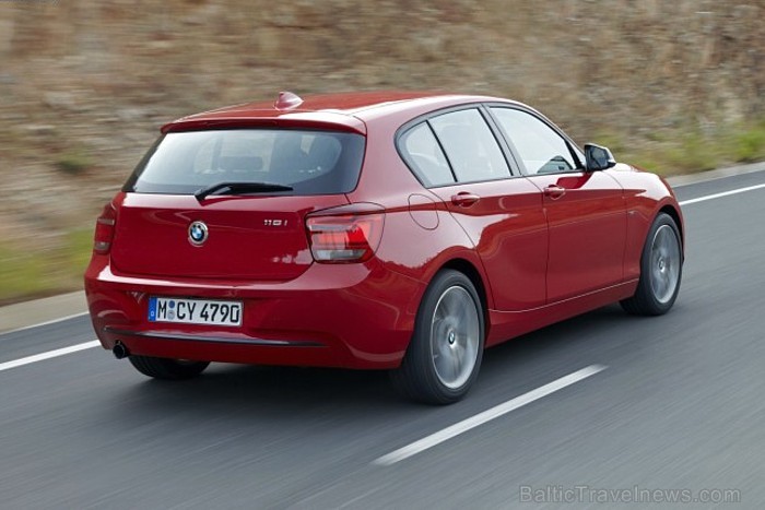 Jaunais BMW 1.sērijas F20 modelis, kas ir otrās paaudzes modelis un pircēji to varēs iegādāties jau 2011.gada rudenī. Foto: BMW.com Jaunais BMW 1.sērijas F20 modelis, kas ir otrās paaudzes modelis un pircēji to varēs iegādāties jau 2011.gada rudenī. Foto: BMW.com 61473