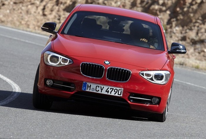Jaunais BMW 1.sērijas F20 modelis, kas ir otrās paaudzes modelis un pircēji to varēs iegādāties jau 2011.gada rudenī. Foto: BMW.com Jaunais BMW 1.sērijas F20 modelis, kas ir otrās paaudzes modelis un pircēji to varēs iegādāties jau 2011.gada rudenī. Foto: BMW.com 61474