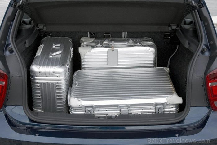 Jaunais BMW 1.sērijas F20 modelis, kas ir otrās paaudzes modelis un pircēji to varēs iegādāties jau 2011.gada rudenī. Foto: BMW.com Jaunais BMW 1.sērijas F20 modelis, kas ir otrās paaudzes modelis un pircēji to varēs iegādāties jau 2011.gada rudenī. Foto: BMW.com 61481