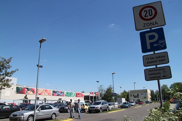 Lielākajā vairumā tirdzniecības veikalu RIMI autostāvvietas ir bez maksas, taču dažas autostāvvietas ir nodotas EuroPark apsaimniekotājiem 61536