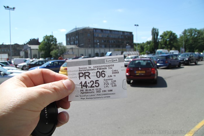 Bezmaksas biļeti ir jānovieto automašīnā labi redzamā vietā, jo pretējā gadījumā sods ir 8 LVL. Lasiet kā var sanākt - www.sudzibas.lv 61540