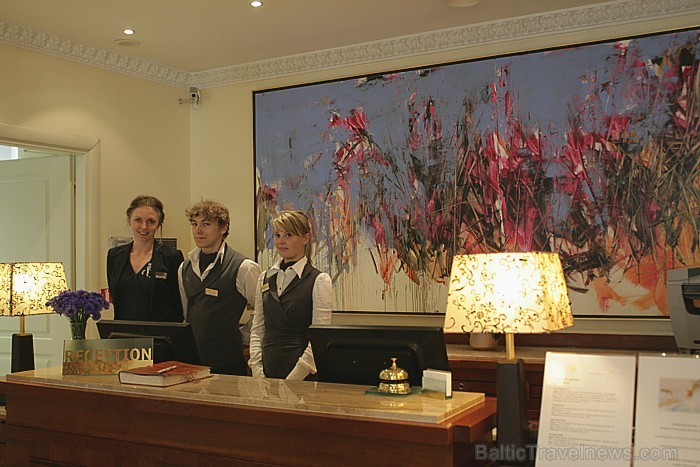 Ora My City Hotel Tallinn recepcijā viesus sagaida viesmīlīgi un smaidoši darbinieki 61618
