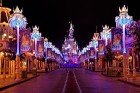 Disnejlenda, kas atrodaa Parīzē. Sīkāka informācija: www.disneylandparis.com 3