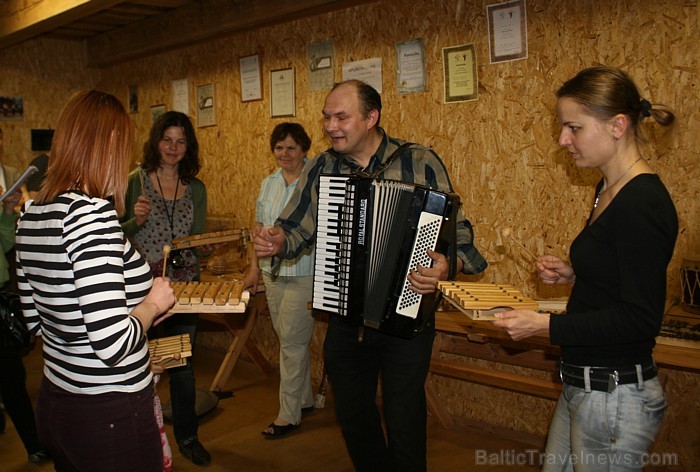 Ar labu vadītāju - ikviena dziesma skanēs labi un ritmiski, un mūsos radīsies pārliecība par savām muzikālajām spējām Ar labu vadītāju - ikviena dziesma skanēs labi un ritmiski, un mūsos radīsies pārliecība par savām muzikālajām spējām 62272