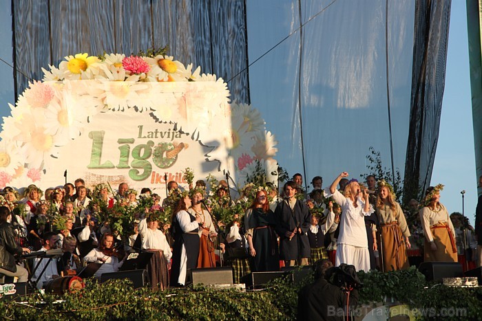 Līgo svētku koncerts «Latvija līgo Ikšķilē 2011» - vairāk bilžu un arī balva no Dikļu pils - Fb.com/Travelnews.lv 62295