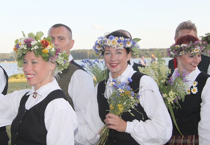 Līgo svētku koncerts «Latvija līgo Ikšķilē 2011» - vairāk bilžu un arī balva no Dikļu pils - Fb.com/Travelnews.lv 62344
