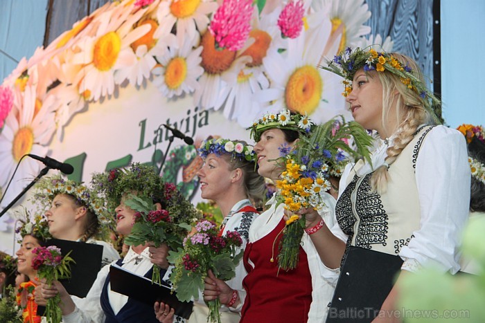 Līgo svētku koncerts «Latvija līgo Ikšķilē 2011» - vairāk bilžu un arī balva no Dikļu pils - Fb.com/Travelnews.lv 62357
