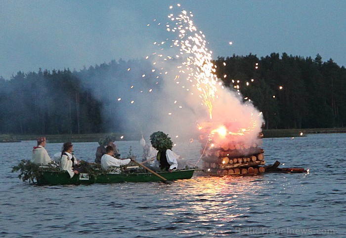 Līgo svētku koncerts «Latvija līgo Ikšķilē 2011» - vairāk bilžu un arī balva no Dikļu pils - Fb.com/Travelnews.lv 62370
