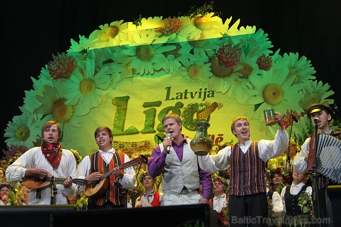 Līgo svētku koncerts «Latvija līgo Ikšķilē 2011» - vairāk bilžu un arī balva no Dikļu pils - Fb.com/Travelnews.lv 62385