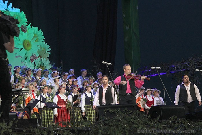 Līgo svētku koncerts «Latvija līgo Ikšķilē 2011» - vairāk bilžu un arī balva no Dikļu pils - Fb.com/Travelnews.lv 62389