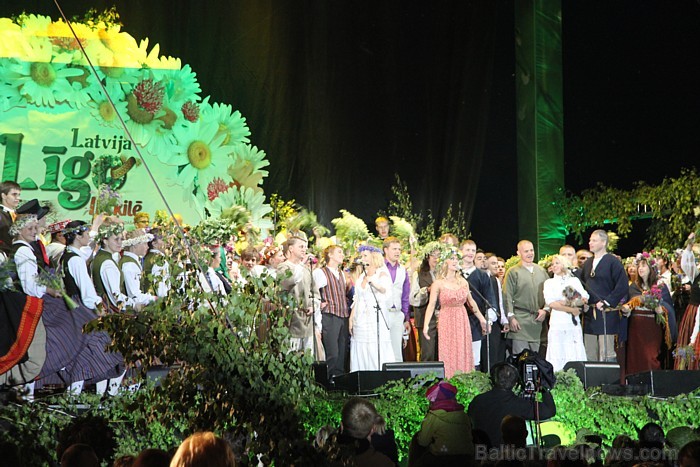 Līgo svētku koncerts «Latvija līgo Ikšķilē 2011» - vairāk bilžu un arī balva no Dikļu pils - Fb.com/Travelnews.lv 62390