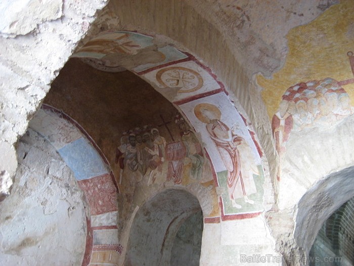 Klostera sienas un griesti kādreiz rotāja 11. un 12. gds. freskas, to fragmenti ir saglabājušies līdz šodienai 62599