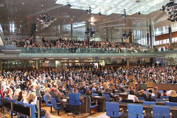 Bijusī parlamenta ēka Bonnā tiek izmantota starptautiskiem simpozijiem un kongresiem www.worldccbonn.com Bijusī parlamenta ēka Bonnā tiek izmantota starptautiskiem simpozijiem un kongresiem www.worldccbonn.com 63695