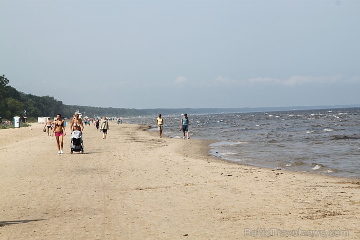 Pēc Baltic Beach Hotel (www.balticbeach.lv) restorānu apmeklējuma daudzi dodas pludmales pastaigās Pēc Baltic Beach Hotel (www.balticbeach.lv) restorānu apmeklējuma daudzi dodas pludmales pastaigās 63799