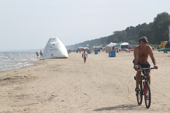 Pēc Baltic Beach Hotel (www.balticbeach.lv) restorānu apmeklējuma daudzi dodas pludmales pastaigās vai velo izbraucienos Pēc Baltic Beach Hotel (www.balticbeach.lv) restorānu apmeklējuma daudzi dodas pludmales pastaigās vai velo izbraucienos 63800