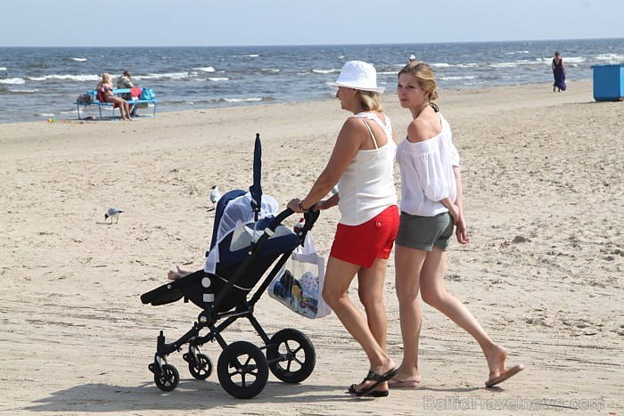 Pēc Baltic Beach Hotel (www.balticbeach.lv) restorānu apmeklējuma daudzi dodas pludmales pastaigās Pēc Baltic Beach Hotel (www.balticbeach.lv) restorānu apmeklējuma daudzi dodas pludmales pastaigās 63802
