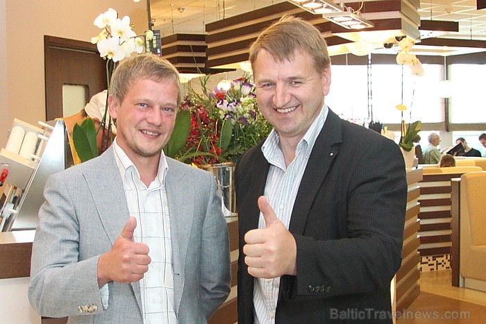 Restorānu «Čili Pica» mārketinga vadītājs Artūrs Skadmans un BalticTravelnews.com direktors Aivars Mackevičs Restorānu «Čili Pica» mārketinga vadītājs Artūrs Skadmans un BalticTravelnews.com direktors Aivars Mackevičs 65366