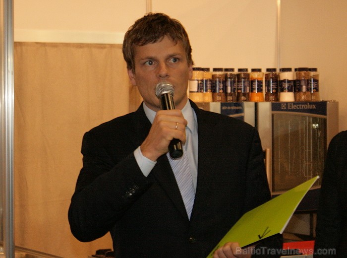Jānis Vanags (airBaltic) apsveic konkursa pirmās vietas ieguvēju un dāvina lidojuma biļeti 1000 Ls vērtībā jebkuram airBaltic galamērķim Jānis Vanags (airBaltic) apsveic konkursa pirmās vietas ieguvēju un dāvina lidojuma biļeti 1000 Ls vērtībā jebkuram airBaltic galamērķim 66774