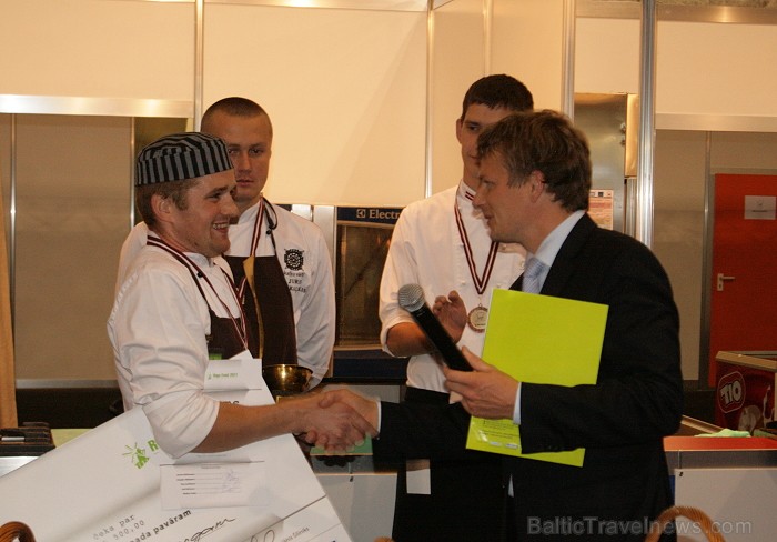 Jānis Vanags (airBaltic) pasniedz konkursa uzvarētājam Jānim Rozenbergam (restorāns «Kaļķu vārti») īpašu balvu no lidsabiedrības airBaltic Jānis Vanags (airBaltic) pasniedz konkursa uzvarētājam Jānim Rozenbergam (restorāns «Kaļķu vārti») īpašu balvu no lidsabiedrības airBaltic 66844