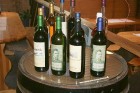 Ronnvikin Viinitila apmeklētājiem prezentē un piedāvā nobaudīt  četrus dažādas šķirnes vīnus.Rezervē lidojumu:www.ryanair.com 15