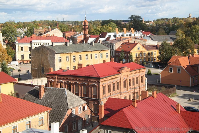 No 24.09.2011 atkal ir iespēja uzkāpt Jaunās pils Lādemahera tornī un baudīt Cēsu panorāmu www.tourism.cesis.lv No 24.09.2011 atkal ir iespēja uzkāpt Jaunās pils Lādemahera tornī un baudīt Cēsu panorāmu www.tourism.cesis.lv 67360