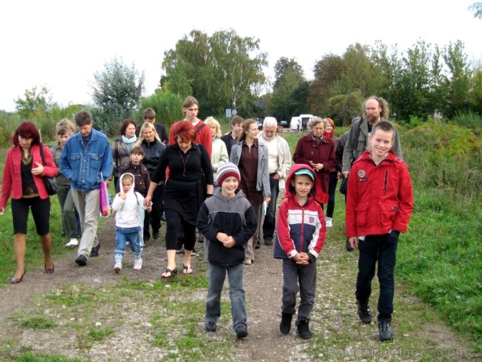 Tika organizēta ekskursija uz Lielupes palienes pļavām. Vides gida pavadībā ekskursanti satikās ar savvaļas zirgiem, kas bija ļoti atsaucīgi un labprā Tika organizēta ekskursija uz Lielupes palienes pļavām. Vides gida pavadībā ekskursanti satikās ar savvaļas zirgiem, kas bija ļoti atsaucīgi un labprā 67449