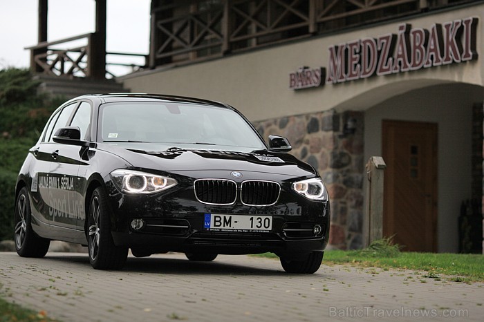 Travelnews.lv testē jauno BMW 120d Sport Line, apciemojot viesu namu Medzābaki (www.medzabaki.lv), kas atrodas no Rīgas īsi pirms Saulkrastiem. Foto:  67541