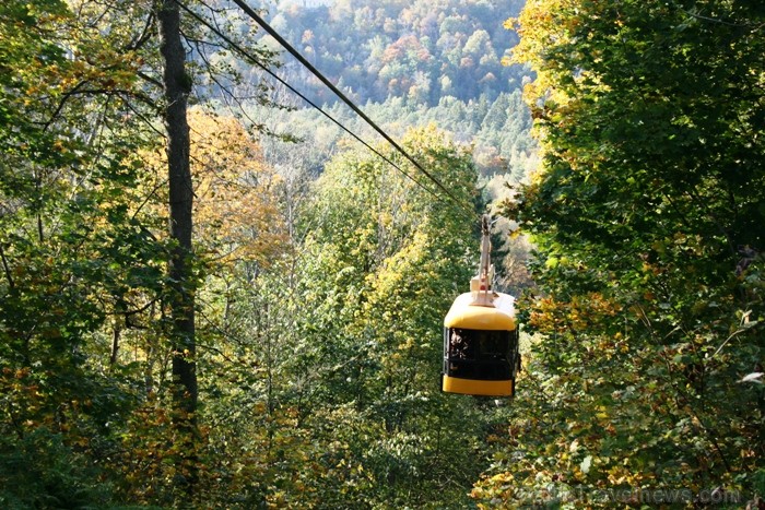 Kad Siguldā nokrāsojas pirmās koku lapas, gan vietējie, gan ārzemju ceļotāji trauc apbrīnot Zelta Rudeni. www.sigulda.lv Kad Siguldā nokrāsojas pirmās koku lapas, gan vietējie, gan ārzemju ceļotāji trauc apbrīnot Zelta Rudeni. www.sigulda.lv 67615
