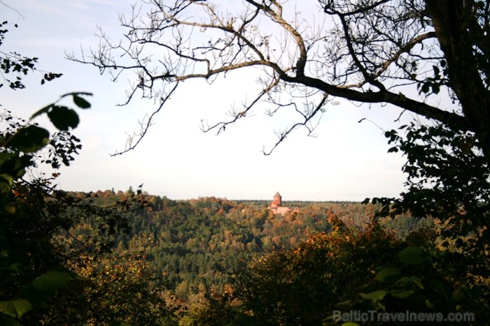 Kad Siguldā nokrāsojas pirmās koku lapas, gan vietējie, gan ārzemju ceļotāji trauc apbrīnot Zelta Rudeni. www.sigulda.lv Kad Siguldā nokrāsojas pirmās koku lapas, gan vietējie, gan ārzemju ceļotāji trauc apbrīnot Zelta Rudeni. www.sigulda.lv 67616