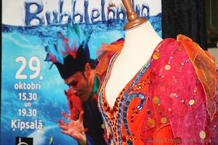 Pecolli ziepju burbuļu šovs «Bubblelandia» notiks 29.10.2011 Ķīpsalā, bet jau tagad iluzionisti Dace un Enriko Pecolli nodemonstrēja viesnīcā Monika d Pecolli ziepju burbuļu šovs «Bubblelandia» notiks 29.10.2011 Ķīpsalā, bet jau tagad iluzionisti Dace un Enriko Pecolli nodemonstrēja viesnīcā Monika d 67630