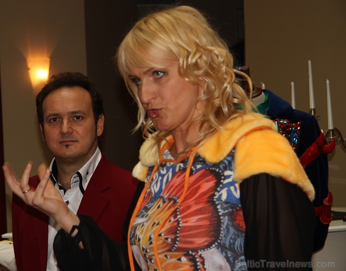 Pecolli ziepju burbuļu šovs «Bubblelandia» notiks 29.10.2011 Ķīpsalā, bet jau tagad iluzionisti Dace un Enriko Pecolli nodemonstrēja viesnīcā Monika d Pecolli ziepju burbuļu šovs «Bubblelandia» notiks 29.10.2011 Ķīpsalā, bet jau tagad iluzionisti Dace un Enriko Pecolli nodemonstrēja viesnīcā Monika d 67631