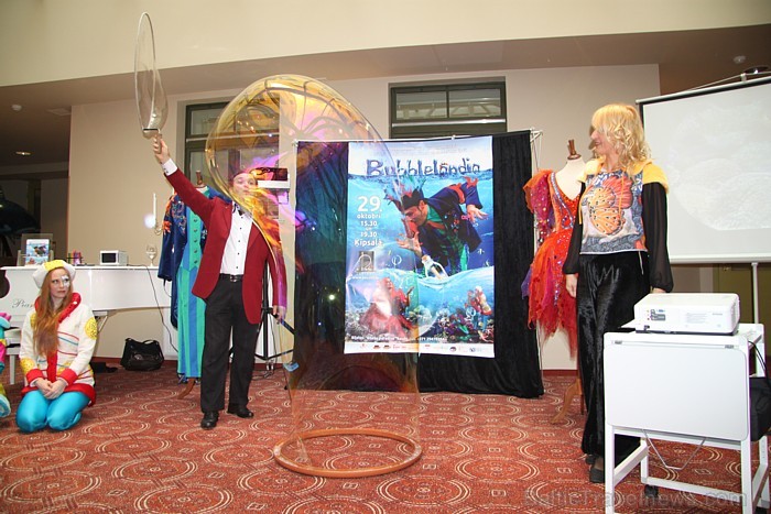 Pecolli ziepju burbuļu šovs «Bubblelandia» notiks 29.10.2011 Ķīpsalā, bet jau tagad iluzionisti Dace un Enriko Pecolli nodemonstrēja viesnīcā Monika d Pecolli ziepju burbuļu šovs «Bubblelandia» notiks 29.10.2011 Ķīpsalā, bet jau tagad iluzionisti Dace un Enriko Pecolli nodemonstrēja viesnīcā Monika d 67635
