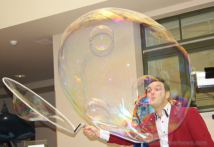 Pecolli ziepju burbuļu šovs «Bubblelandia» notiks 29.10.2011 Ķīpsalā, bet jau tagad iluzionisti Dace un Enriko Pecolli nodemonstrēja viesnīcā Monika d Pecolli ziepju burbuļu šovs «Bubblelandia» notiks 29.10.2011 Ķīpsalā, bet jau tagad iluzionisti Dace un Enriko Pecolli nodemonstrēja viesnīcā Monika d 67638