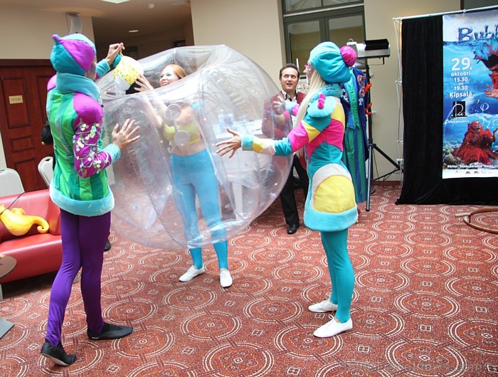 Pecolli ziepju burbuļu šovs «Bubblelandia» notiks 29.10.2011 Ķīpsalā, bet jau tagad iluzionisti Dace un Enriko Pecolli nodemonstrēja viesnīcā Monika d Pecolli ziepju burbuļu šovs «Bubblelandia» notiks 29.10.2011 Ķīpsalā, bet jau tagad iluzionisti Dace un Enriko Pecolli nodemonstrēja viesnīcā Monika d 67644