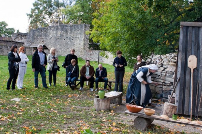 Cēsu pilī piedāvā jaunu interaktīvu programmu «Maizes cepšanas tradīcijas viduslaikos», kur maize tiks cepta autentiski rekonstruētā viduslaiku āra ma Cēsu pilī piedāvā jaunu interaktīvu programmu «Maizes cepšanas tradīcijas viduslaikos», kur maize tiks cepta autentiski rekonstruētā viduslaiku āra ma 67655