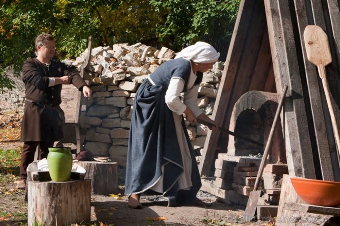 Cēsu pilī piedāvā jaunu interaktīvu programmu «Maizes cepšanas tradīcijas viduslaikos», kur maize tiks cepta autentiski rekonstruētā viduslaiku āra ma Cēsu pilī piedāvā jaunu interaktīvu programmu «Maizes cepšanas tradīcijas viduslaikos», kur maize tiks cepta autentiski rekonstruētā viduslaiku āra ma 67660